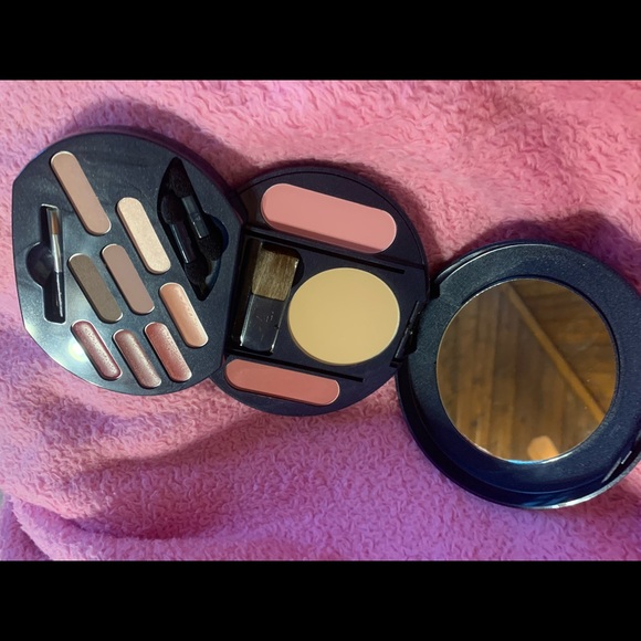 💋💄👁 Personal Makeover Kit - Pinks Roses - Picture 2 of 7